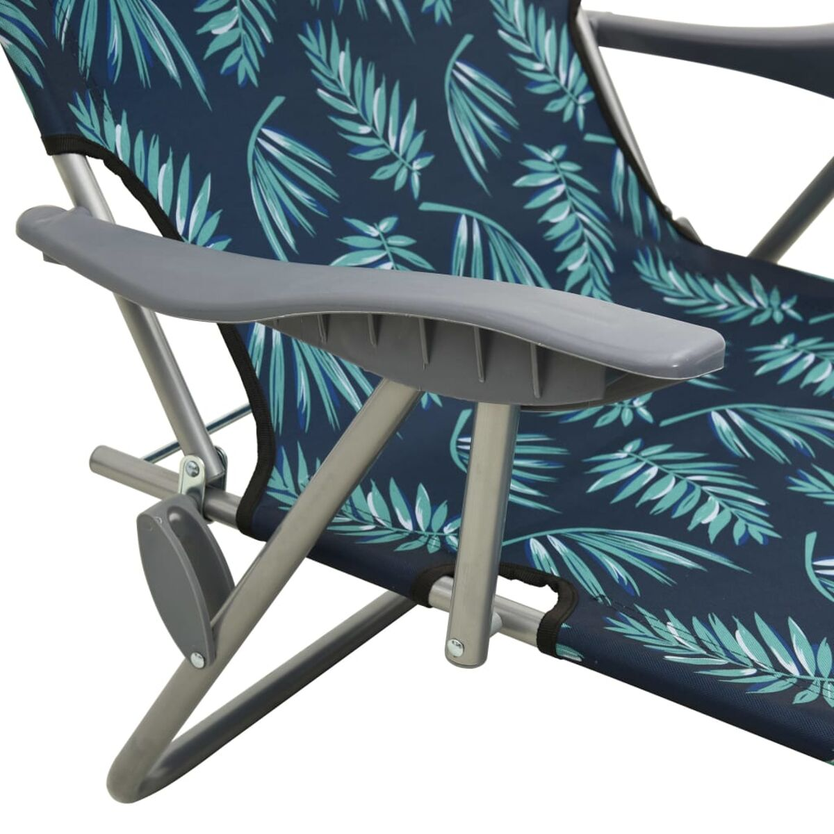 Nahaufnahme einer Strandstuhl-Armlehne mit blauem Blättermuster und grauem Stützarm.