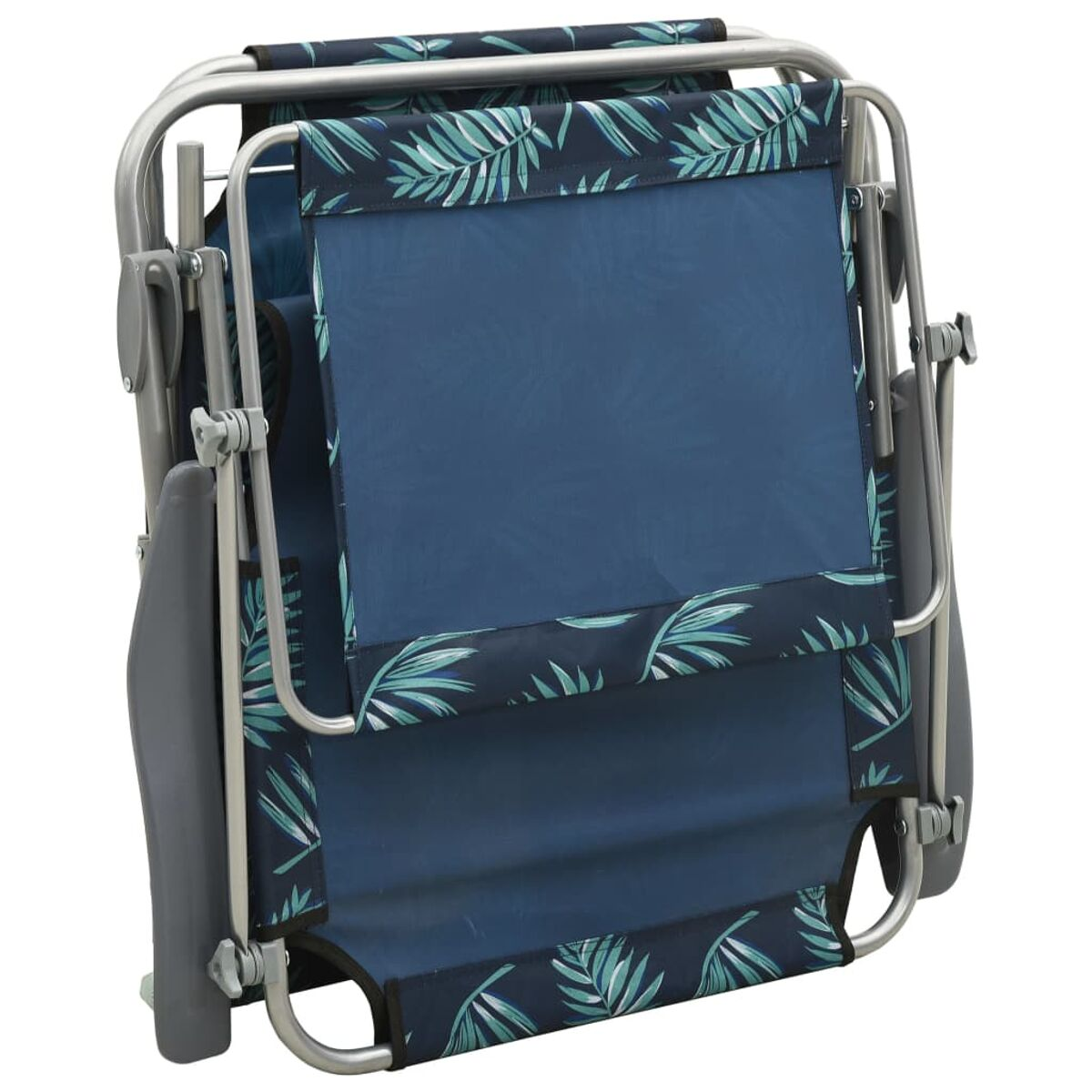 Ein zusammengeklappter Strandstuhl mit blauem Blumenmuster auf weißem Hintergrund.