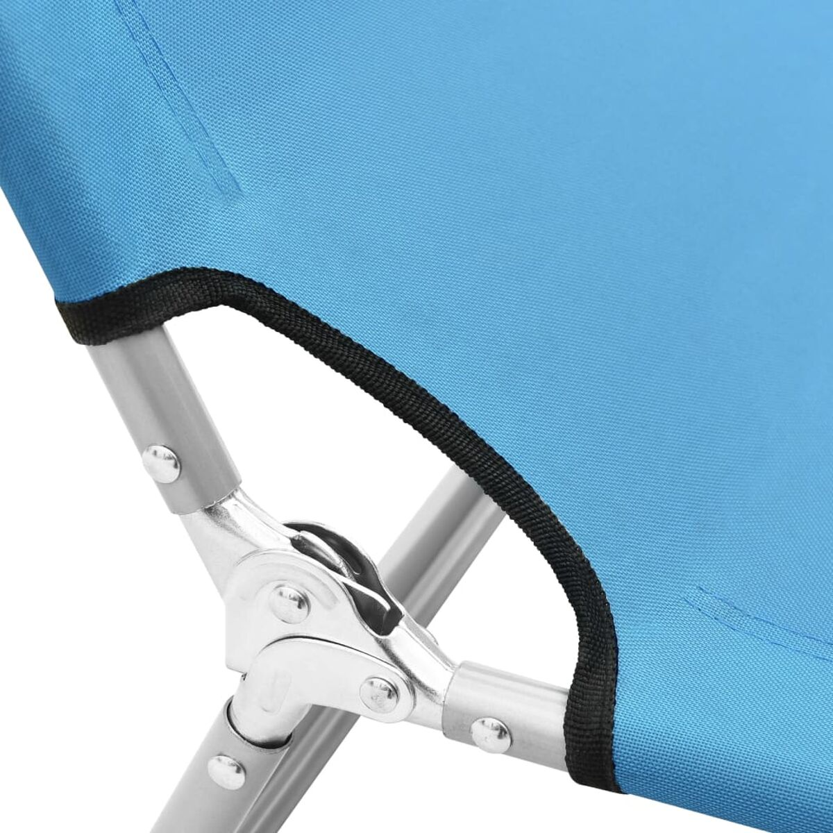 Blaues Strandstuhl-Detail. Silberrahmen mit schwarzem Rand und Gelenkdetails sind abgebildet.