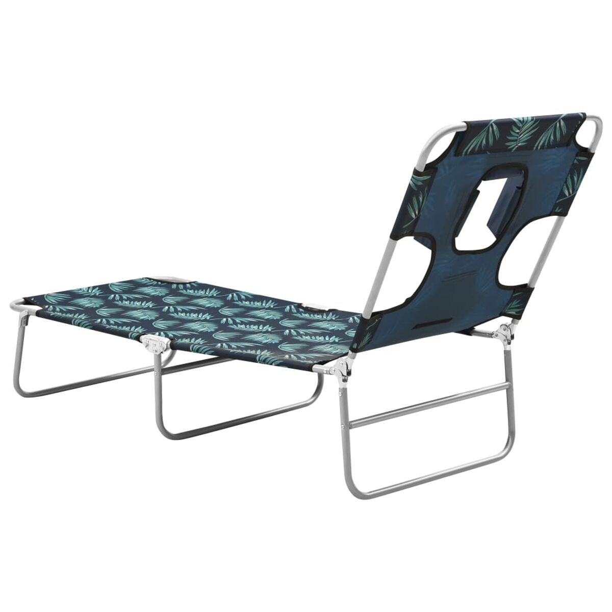 Strandstuhl mit blauem Stoff und Blattmuster, getragen von einem silbernen Rahmen. Weißer Hintergrund.