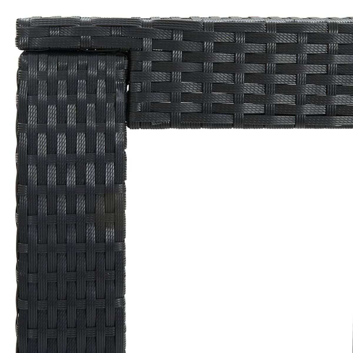 Nahaufnahme einer Ecke eines schwarzen Korbstuhls. Detaillierte Textur, schlichtes Design, auf weißem Hintergrund.