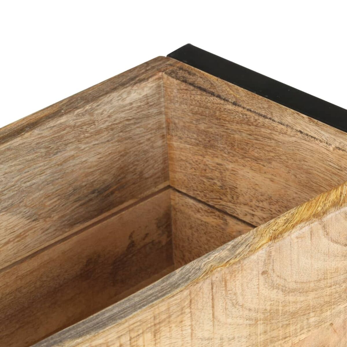 Nahaufnahme einer Holzkistecke, die das Innere und eine schwarze Kante zeigt.