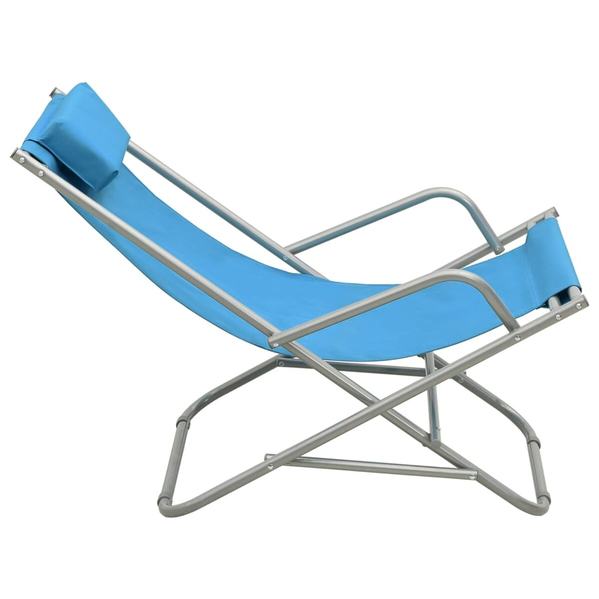 Blauer, klappbarer Strandstuhl mit silbernem Rahmen. Er hat eine Kopfstütze. Der Hintergrund ist weiß.