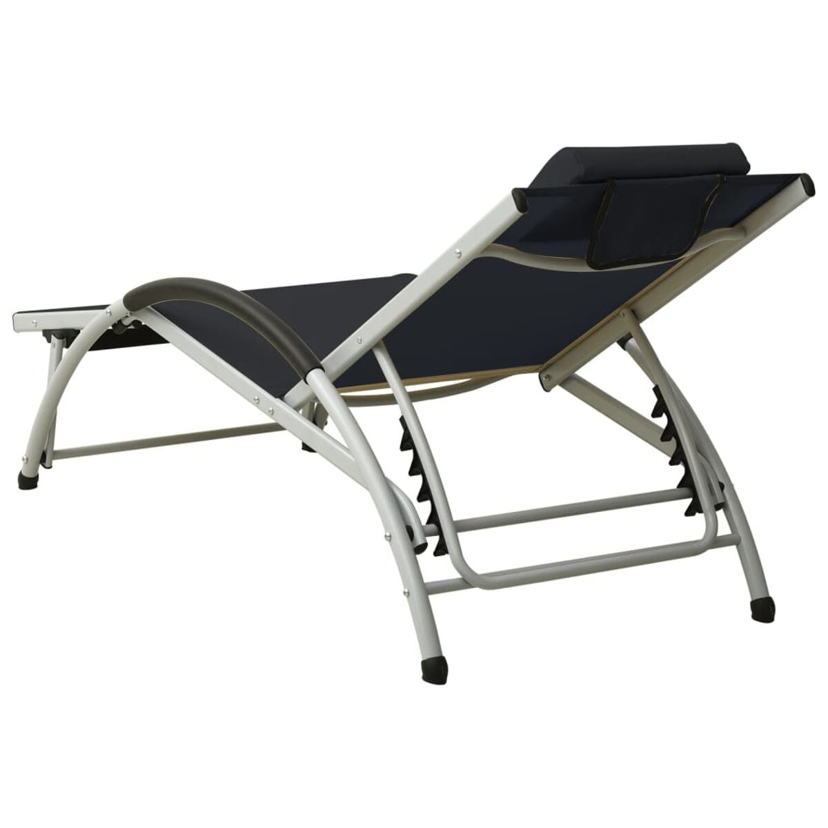 Eine zurückgelehnte graue und silberne Chaiselongue auf weißem Hintergrund.