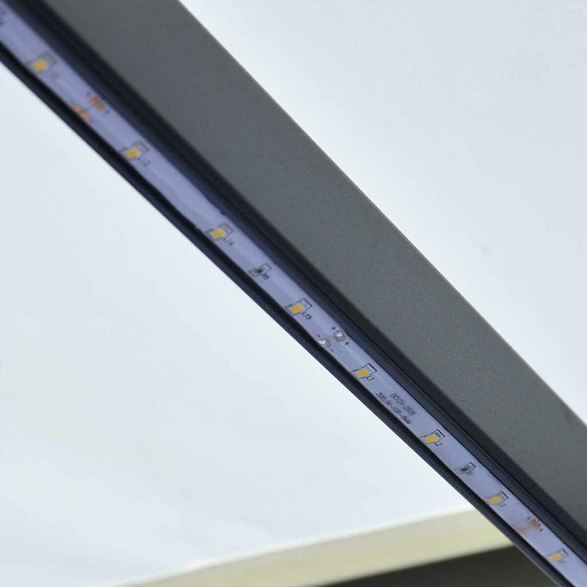 LED-Lichtleiste in einem dunkelgrauen Kanal, diagonale Ansicht.