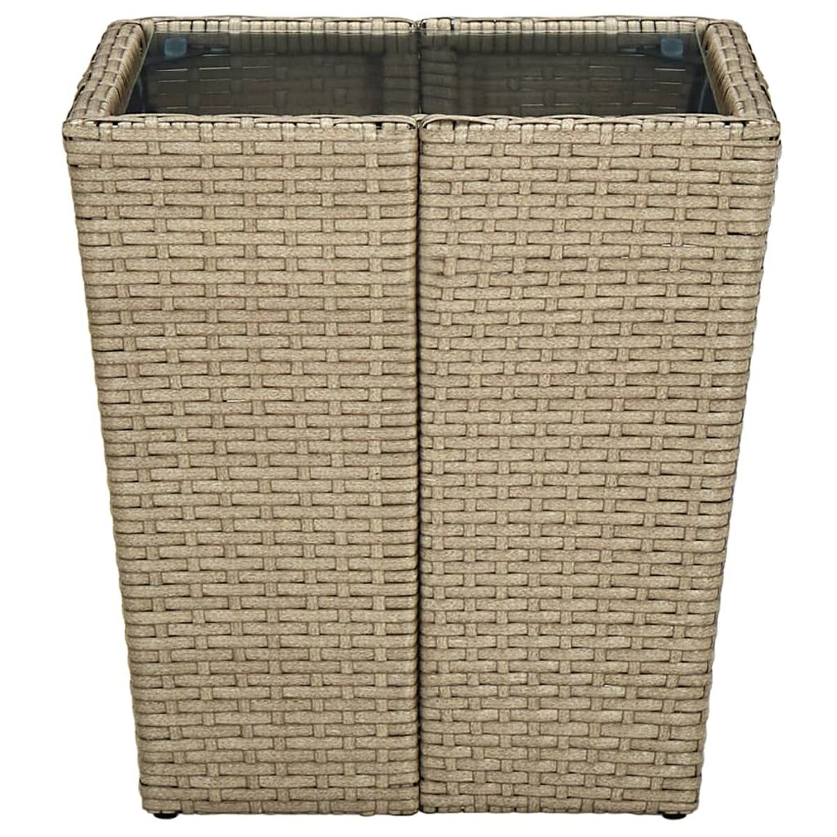 Ein quadratischer Korbtisch mit Glasplatte. Der Tisch ist beige. Weißer Hintergrund.