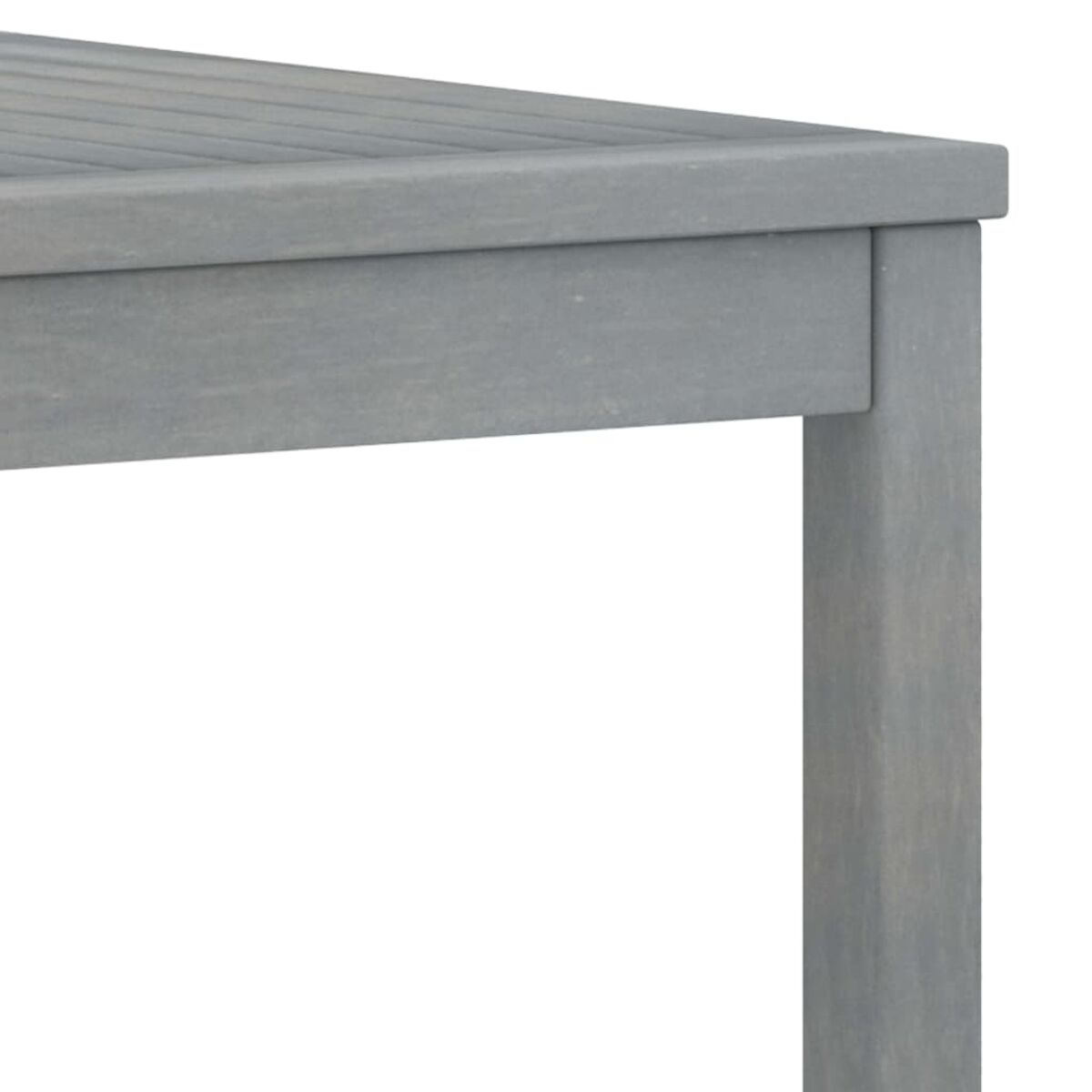 Nahaufnahme einer grauen Holztischecke. Der Tisch hat ein schlichtes Design und ist hellgrau.