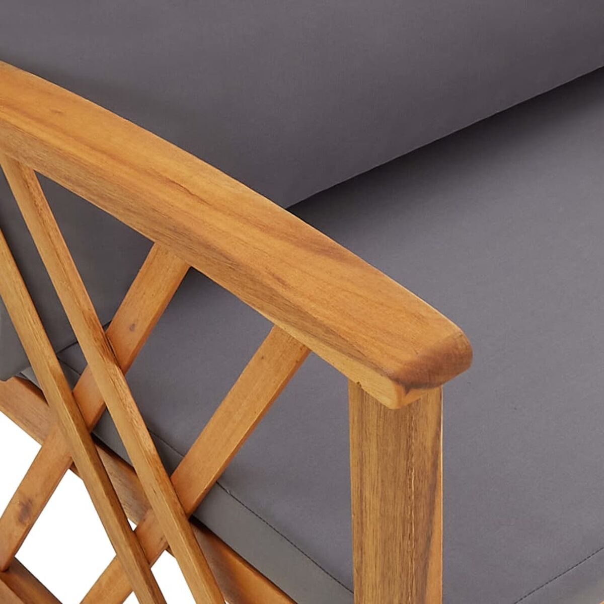 Nahaufnahme einer Holzstuhlarmlehne und eines grauen Kissens. Das Design hat ein Gittermuster.
