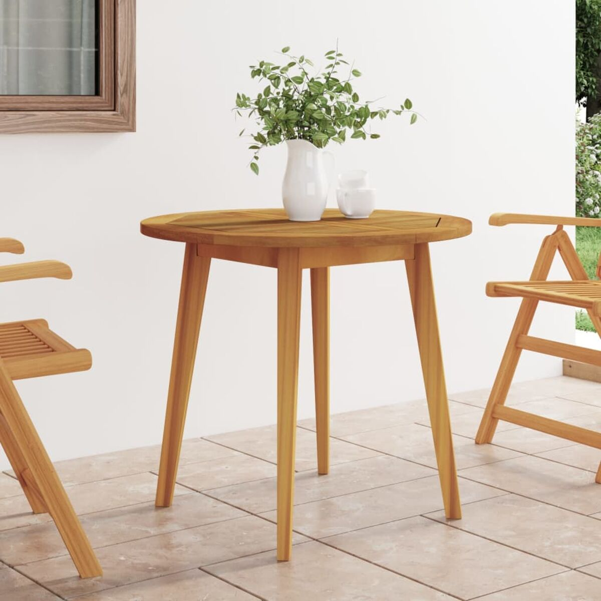 Runder Holztisch mit drei Beinen, zwei Stühlen und einer Vase mit Pflanzen.