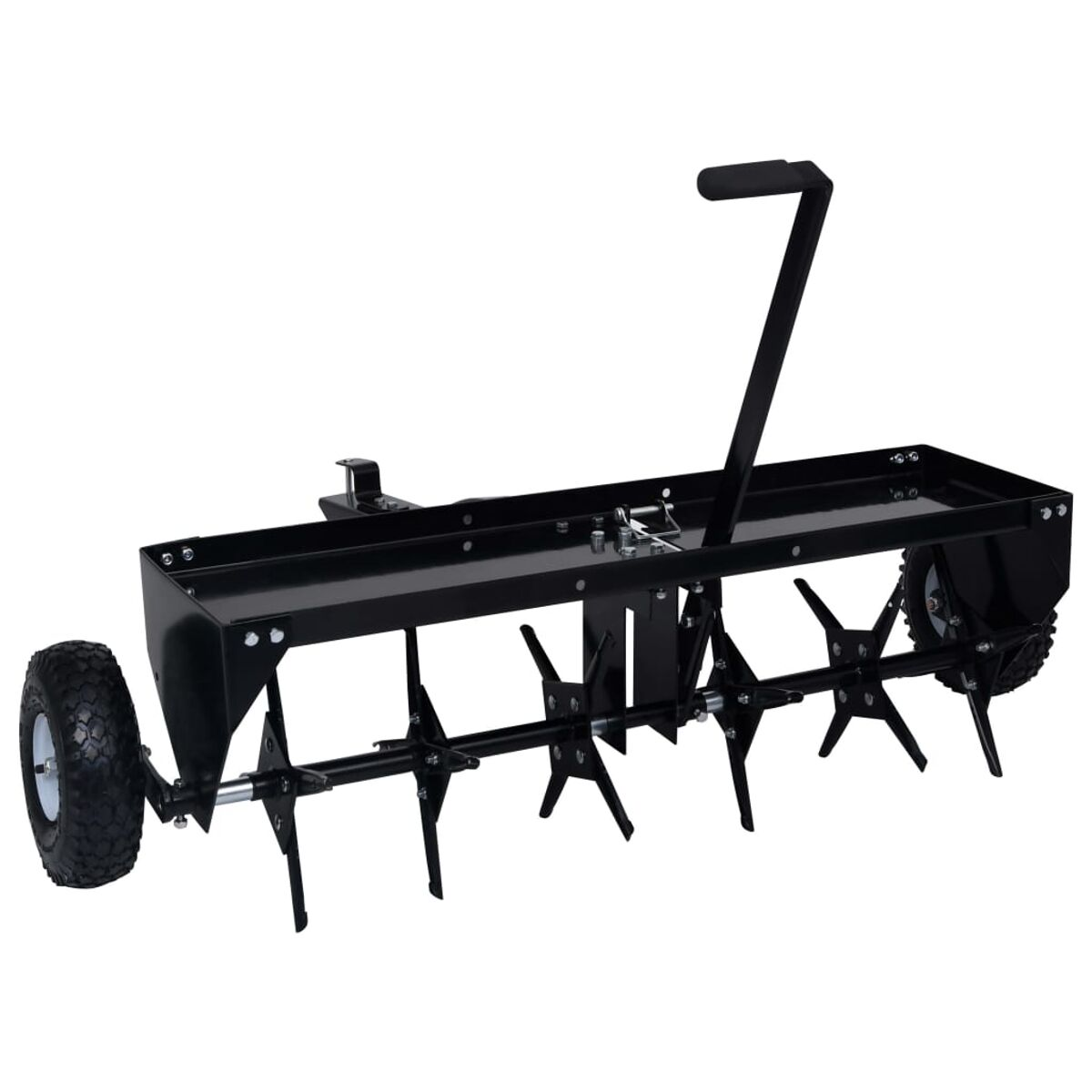 Schwarzer Metalllüfter mit Klingen, Rädern und Griff. Für die Rasenpflege.
