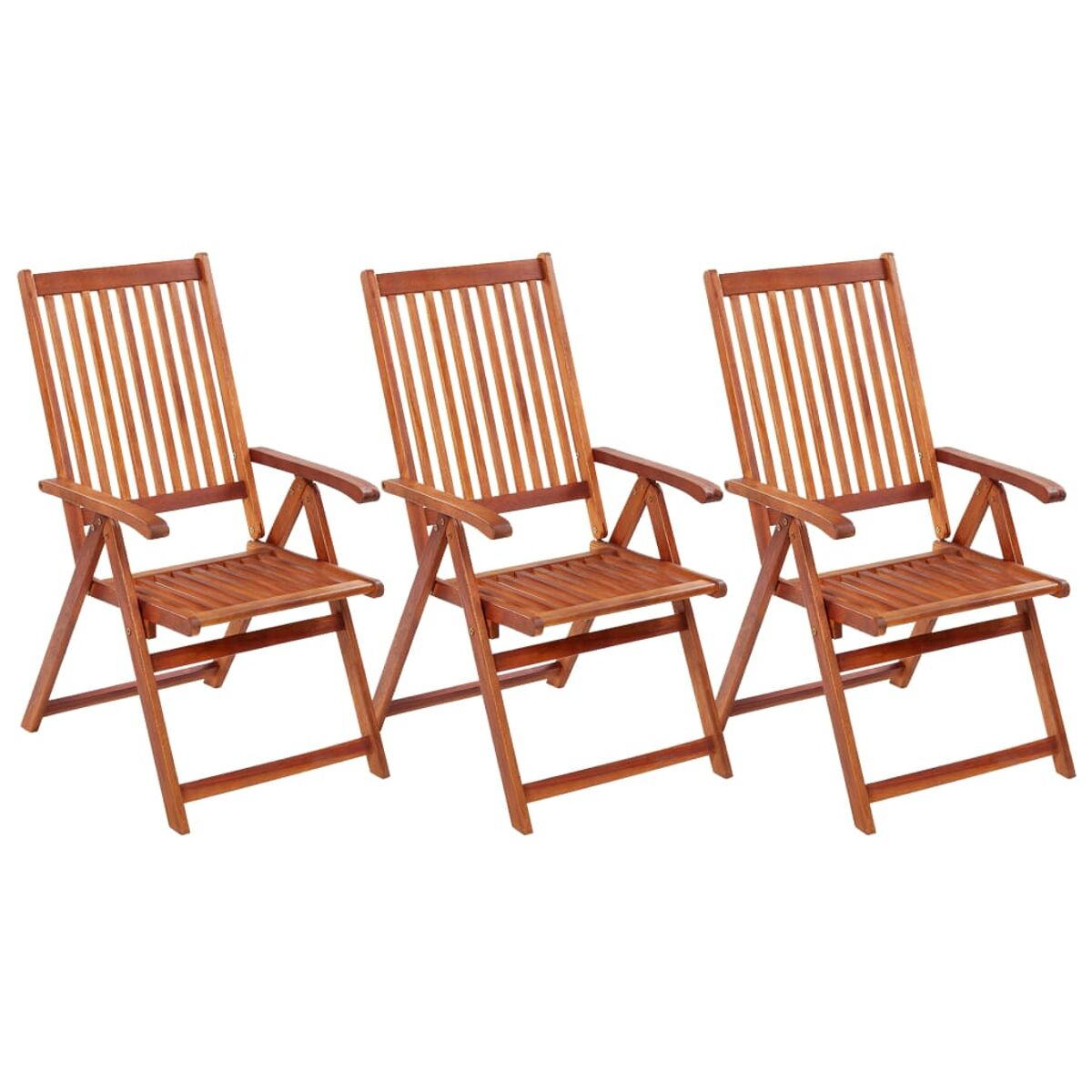 Drei Holzklappstühle mit Lattenrücken und -sitzen. Braune Holzfarbe.