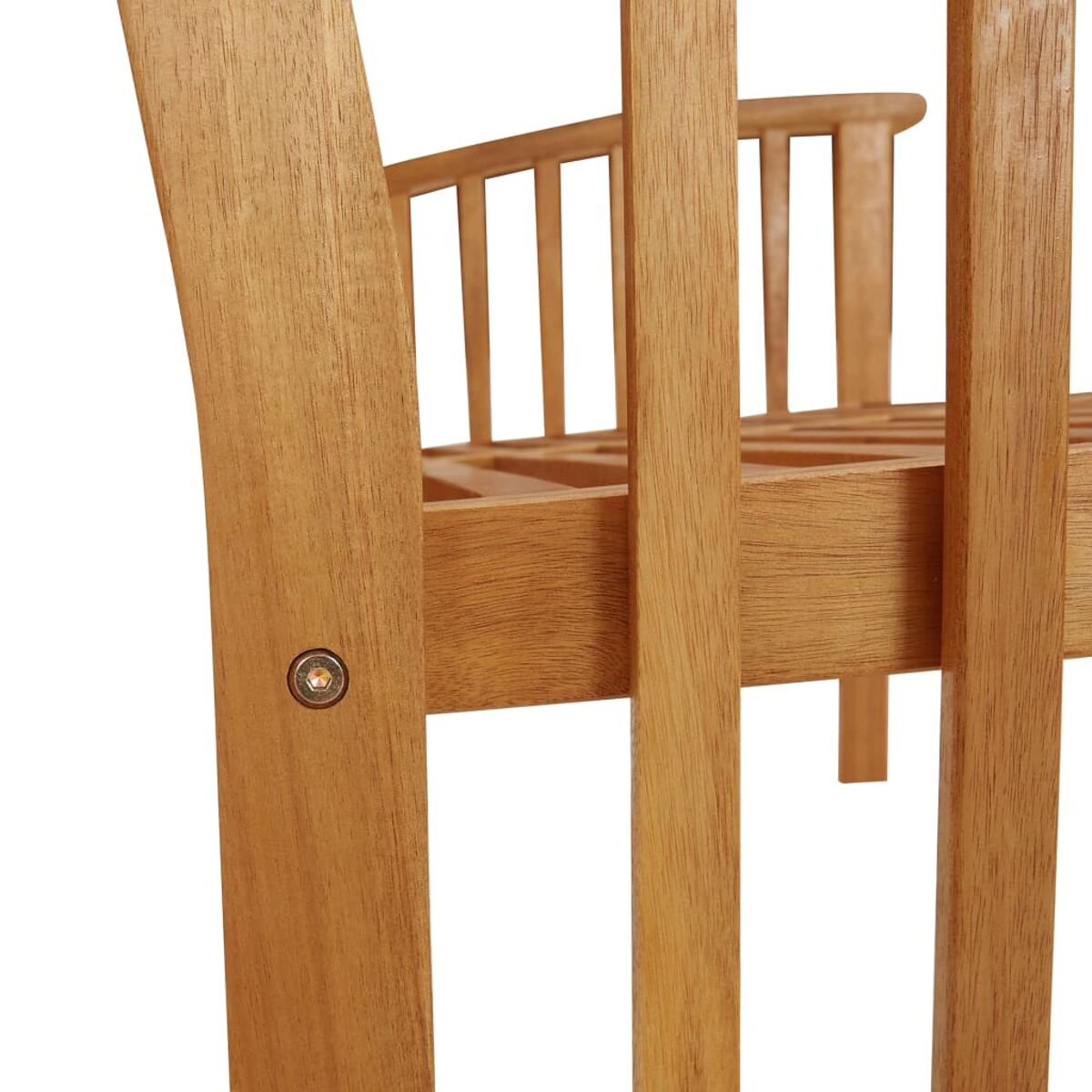 Nahaufnahme eines Holzstuhls mit vertikalen Lamellen, die ein kleines Metallschraubendetail zeigen.