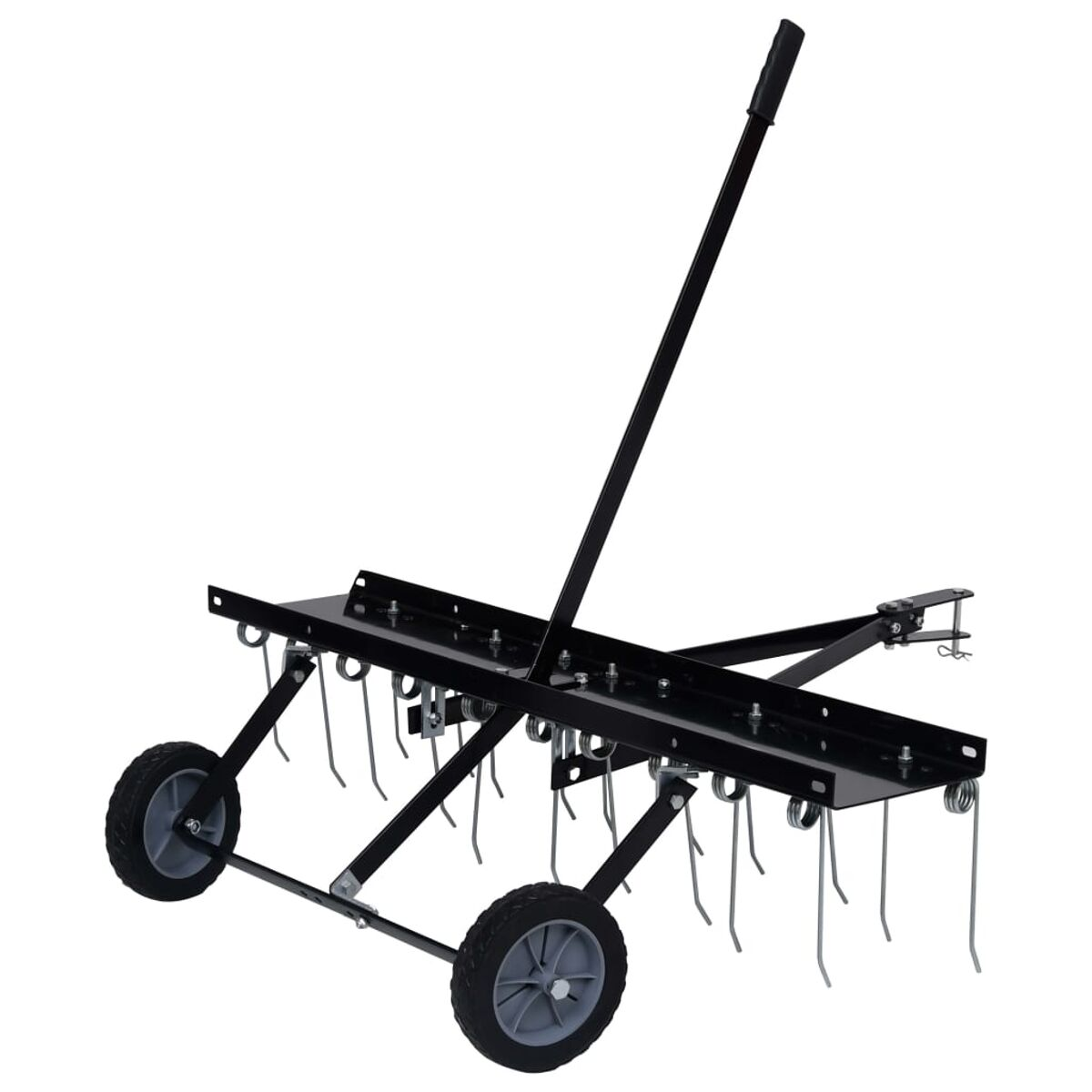 Rollrasenlüfter. Schwarzer Metallrahmen, Räder und Spikes. Weißer Hintergrund.