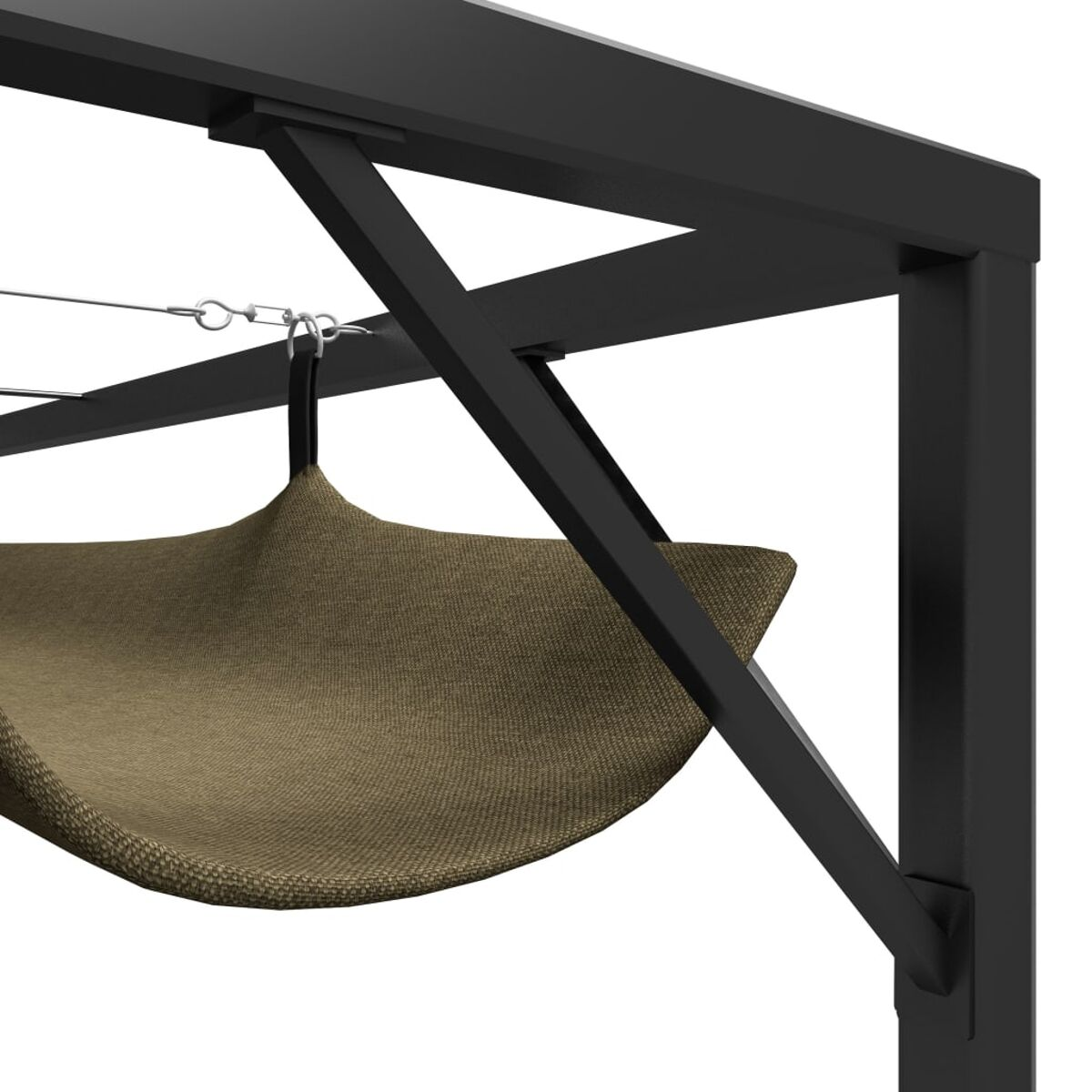 Nahaufnahme eines schwarzen Pergola-Rahmens mit hängendem Stoff und Metallstützen.
