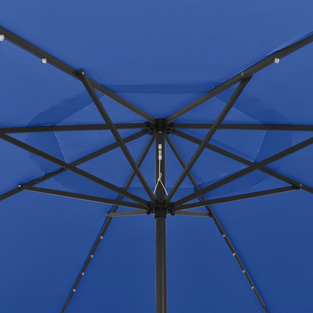 Blauer Schirm von innen mit schwarzem Gestell. Das Gestell hat eine Stange.