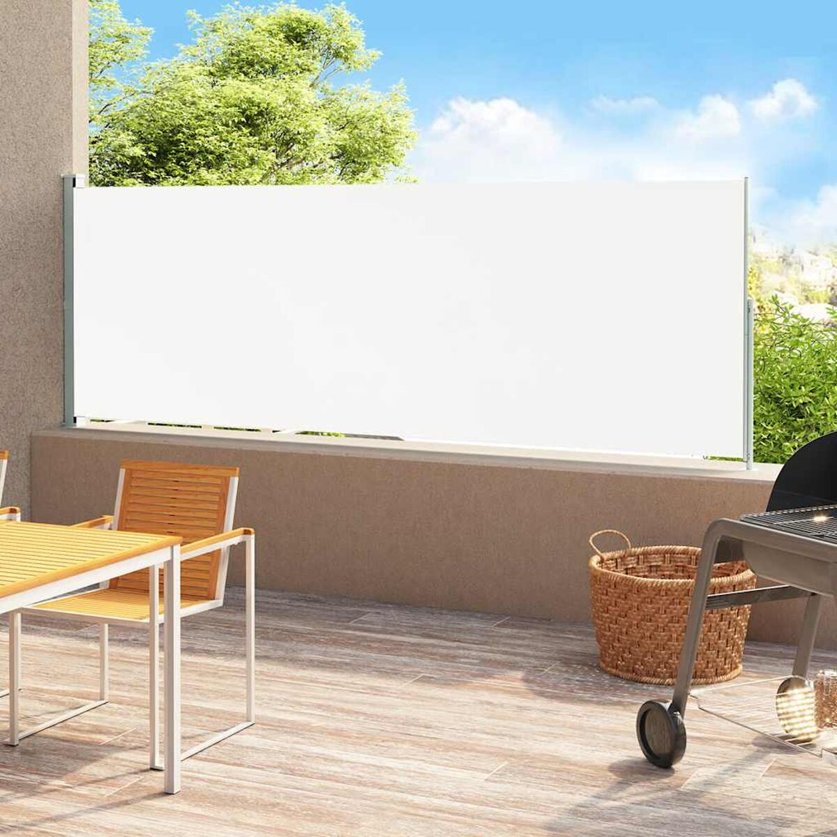 Ein weißer Sichtschutz auf einer Terrasse. Ein Tisch, Stuhl und Korb befinden sich im Bild.