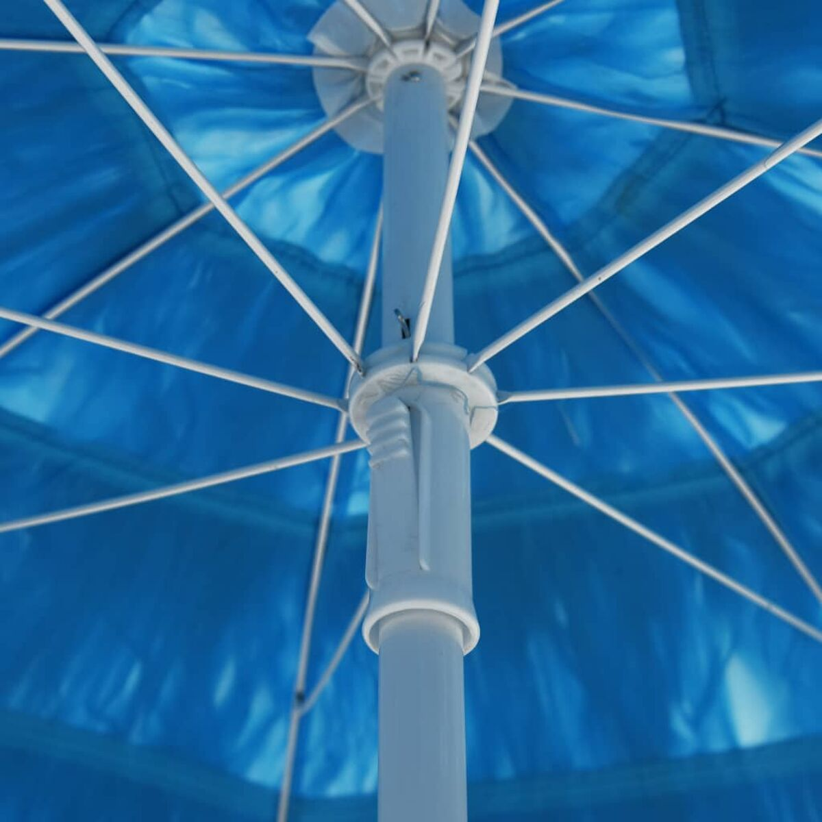 Detail eines blauen Sonnenschirms. Weiße Trägerstruktur mit Streben. Blauer Baldachin.