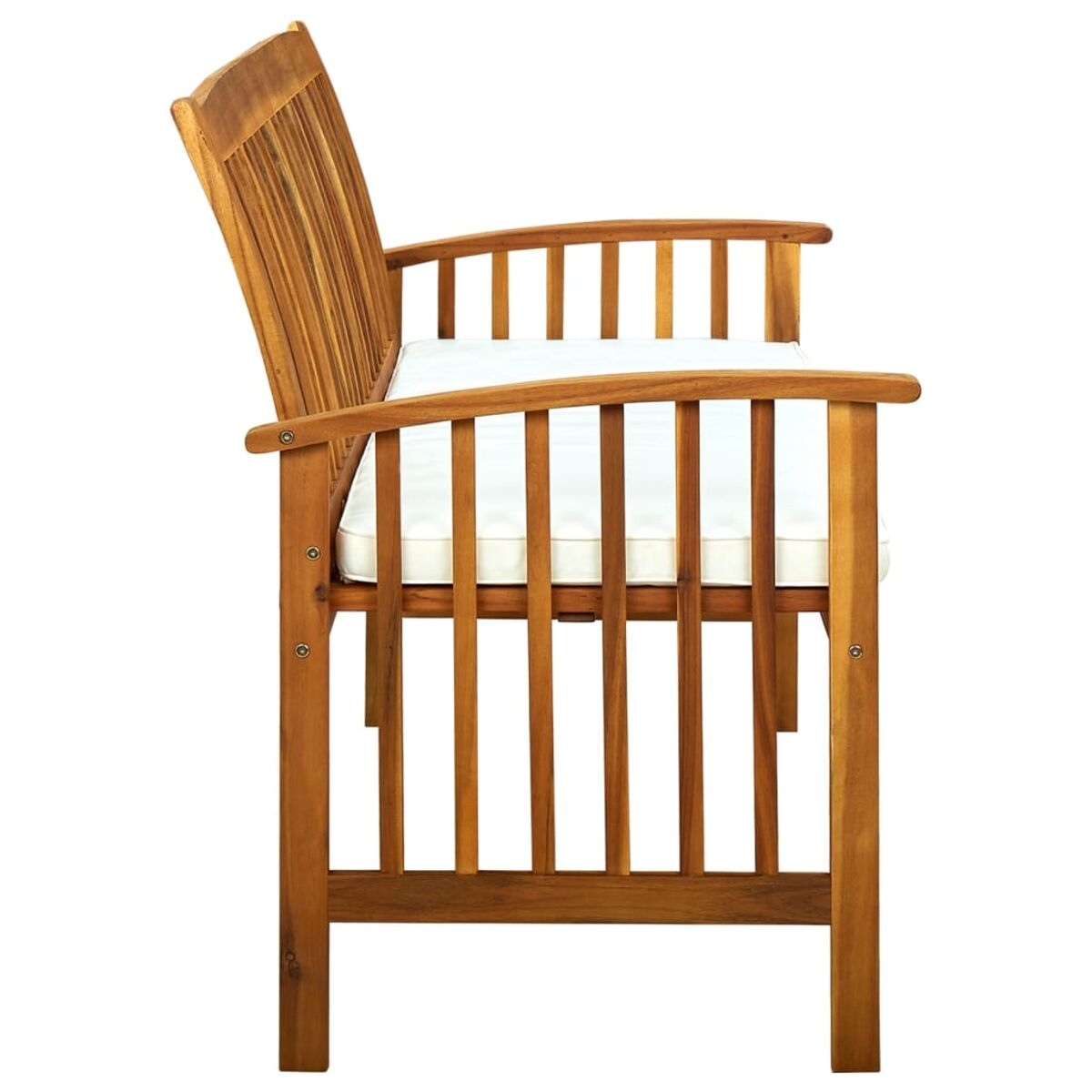 Eine Holzbank mit weißem Kissen und Armlehnen. Sie hat eine Lattenrückenlehne.