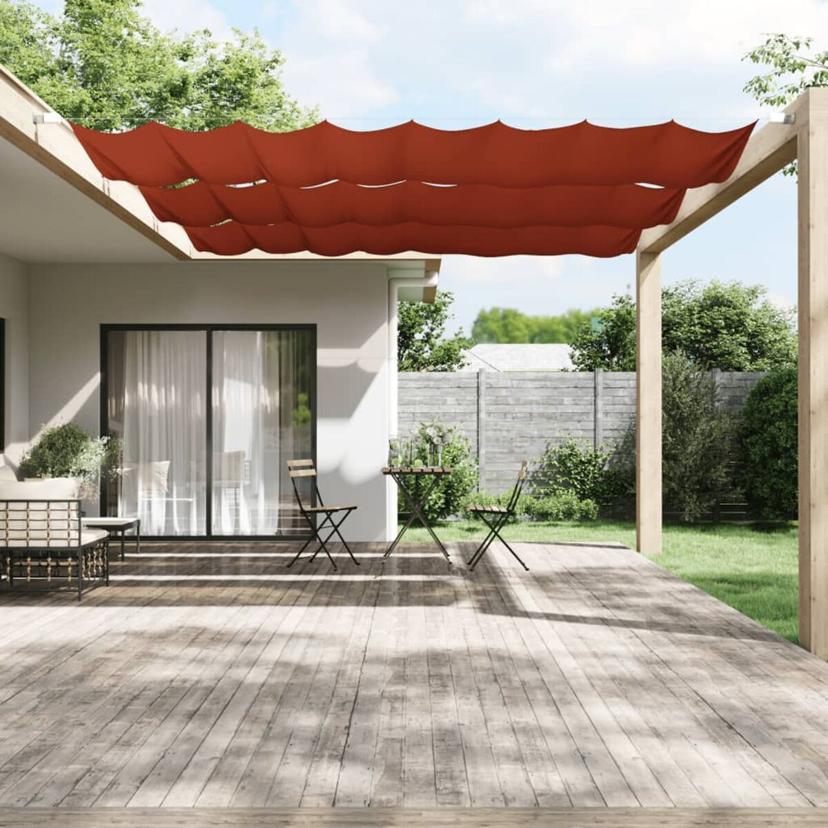 Terrasse im Freien mit rotem Baldachin, Holzmöbeln und einem weißen Haus im Hintergrund.