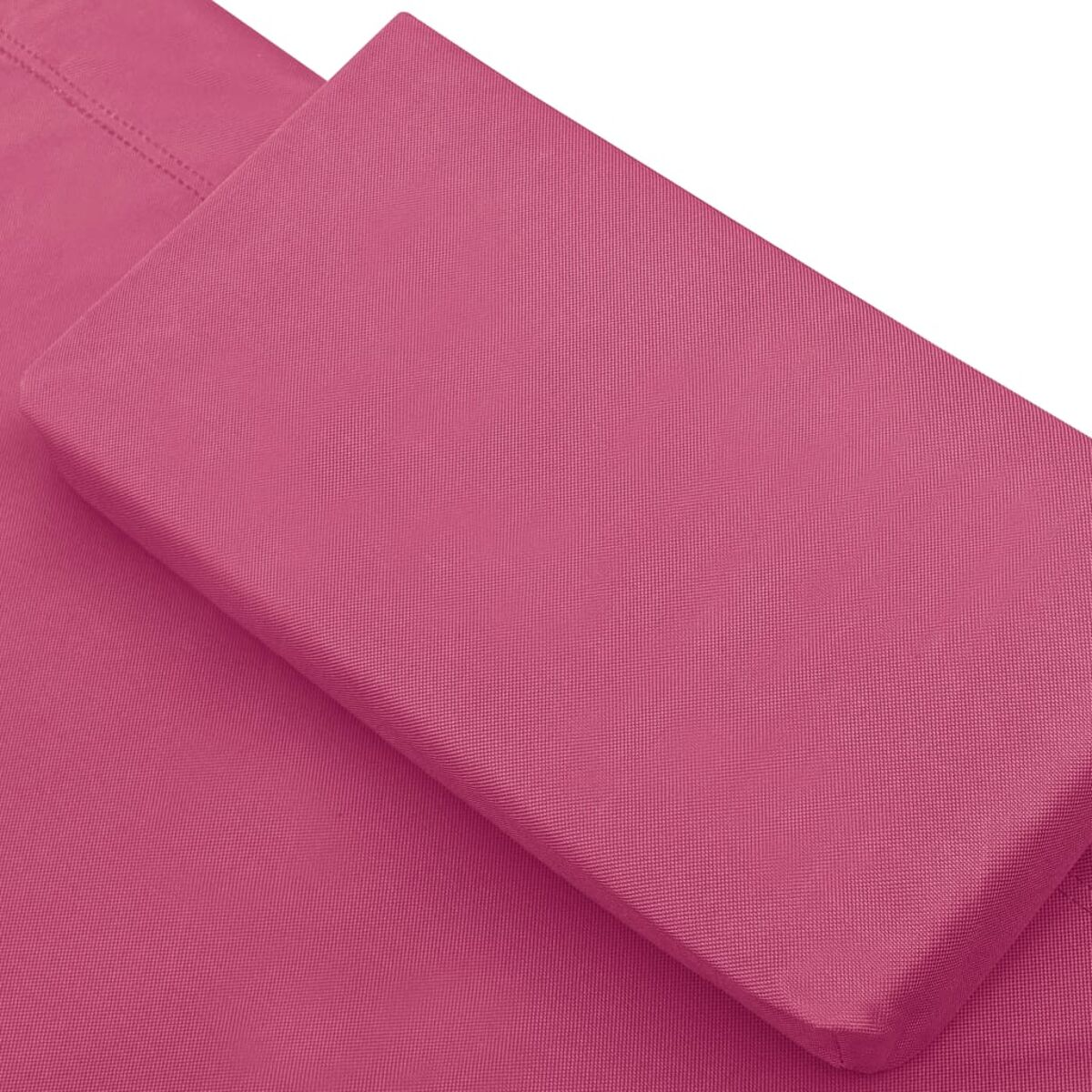 Nahaufnahme eines rosa Kissens und Bezugs. Das Material ist ein schlichtes, leicht strukturiertes Gewebe.