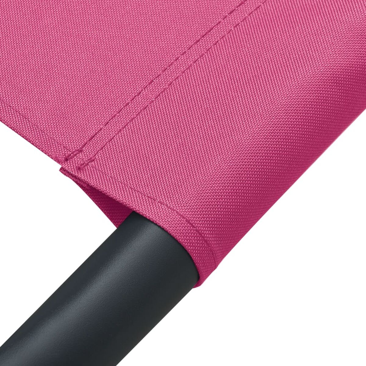 Nahaufnahme von pinkfarbenem Stoff. Stoff an dunkelgrauer Stange befestigt.