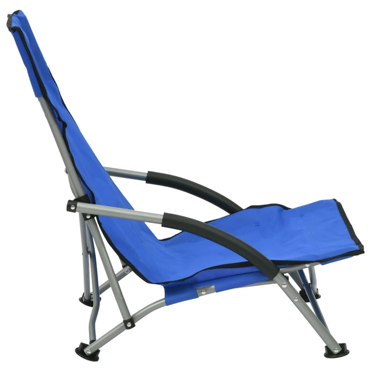 Blauer Klapp-Strandstuhl mit hohem Rücken, schwarzen Armlehnen und silbernen Beinen.