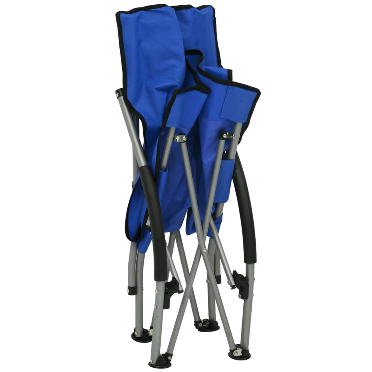 Blauer zusammengeklappter Campingstuhl. Silberner Metallrahmen. Schwarze Akzente. Zusammengeklappt.