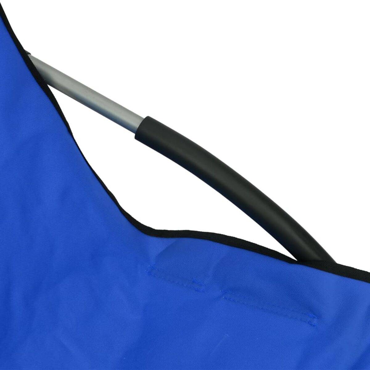 Blauer Stoff und silberner Rahmen eines Stuhls. Schwarze Zierleiste am Rand des blauen Stoffs.