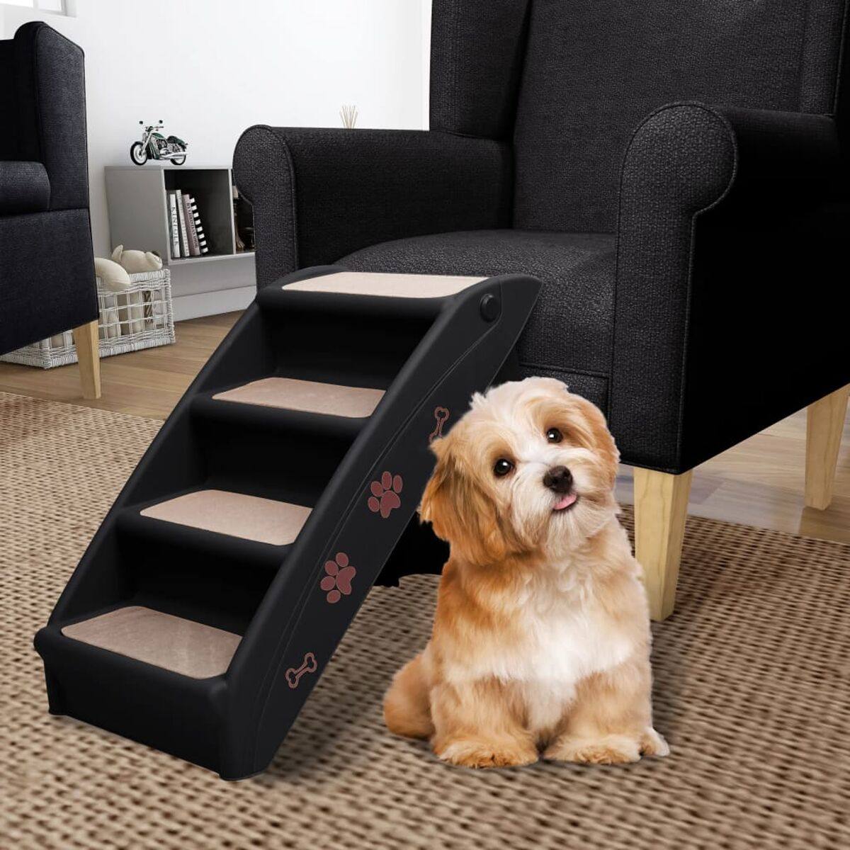 Ein kleiner Hund sitzt auf einem Teppich neben einer Haustiertreppe und einem Sessel.