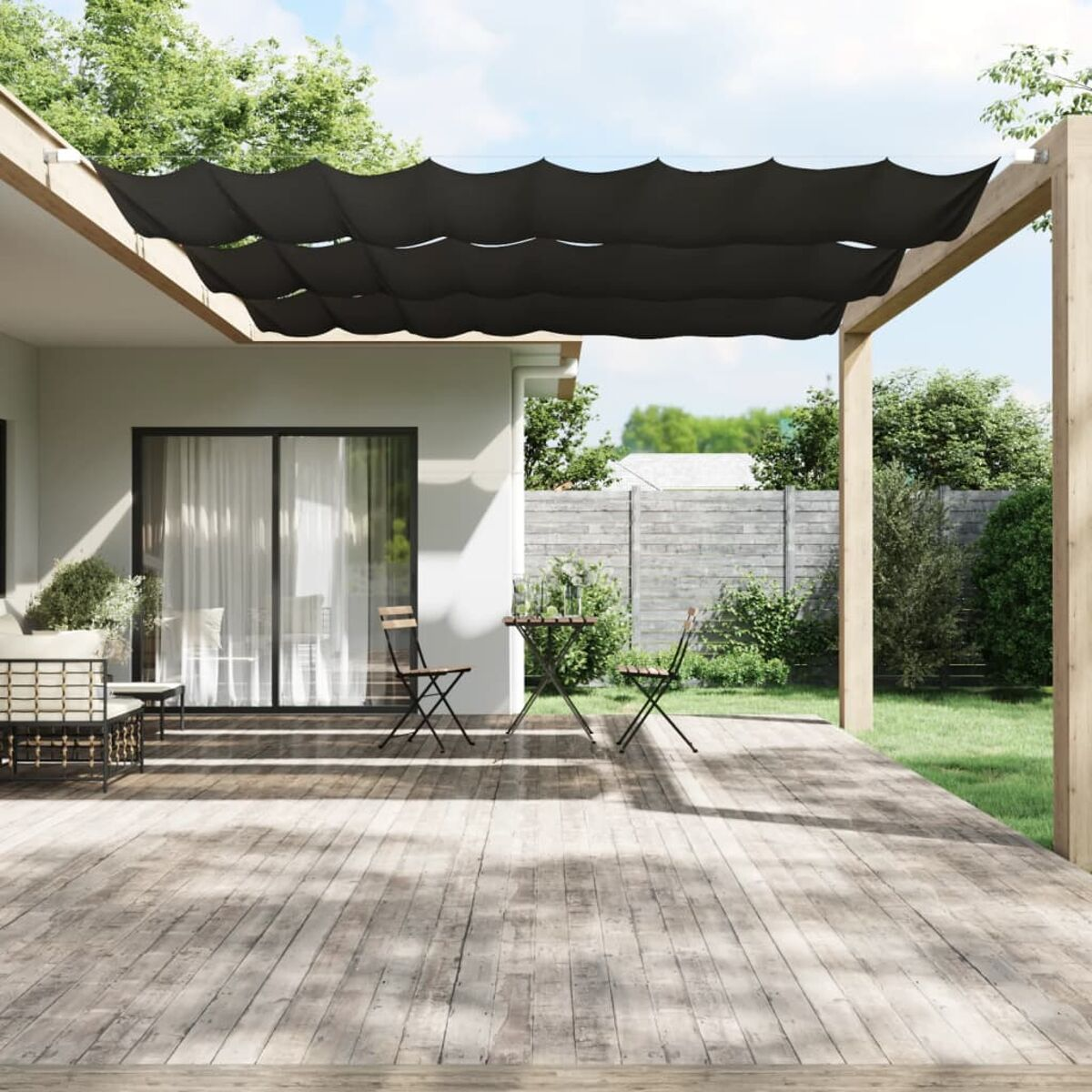 Eine Terrasse im Hinterhof mit Holzbelag, schwarzen Sonnensegeln und Gartenmöbeln.