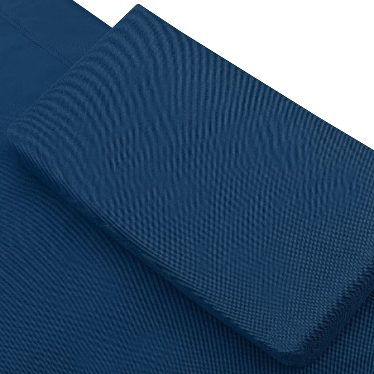 Nahaufnahme eines marineblauen Kissens. Strukturierter Stoff, gefaltet.