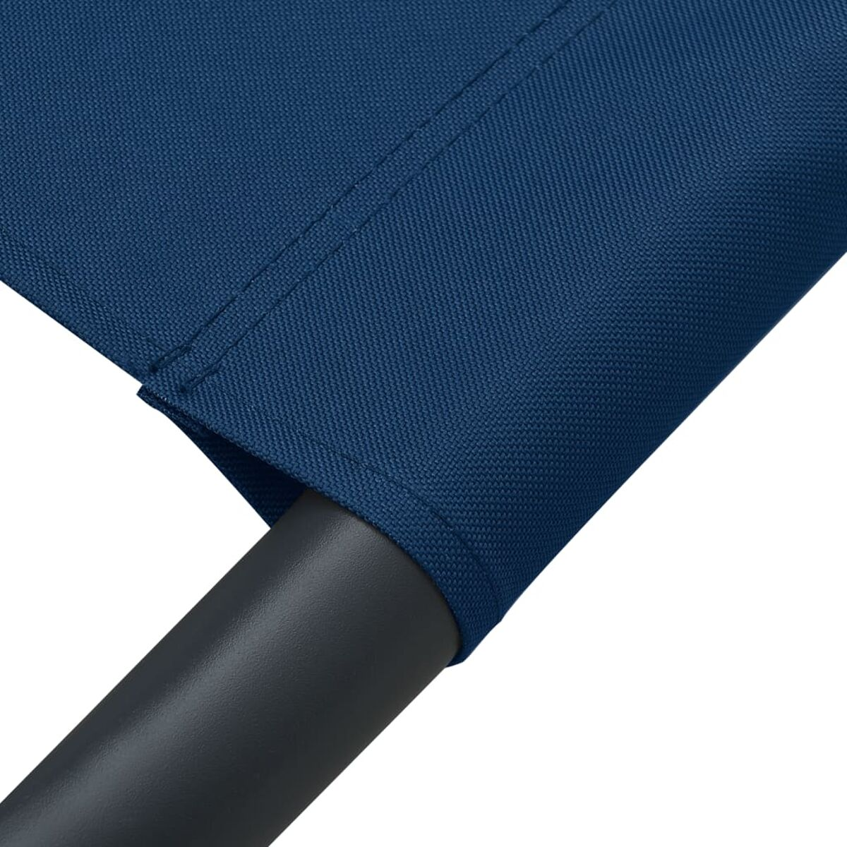 Nahaufnahme eines marineblauen Stoffes, der an einer dunkelgrauen Stange befestigt ist. Textur sichtbar.
