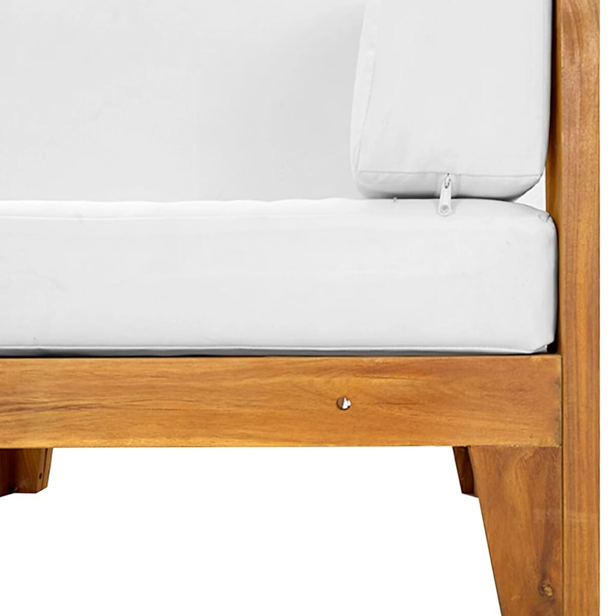 Holzsofa-Eckdetail. Weißes Kissen und Holzrahmen.