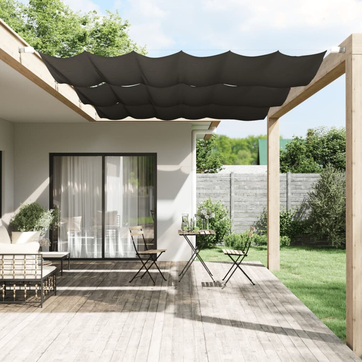 Szene auf der Terrasse mit schwarzem Baldachin, Tisch und Stühlen, Holzterrasse.