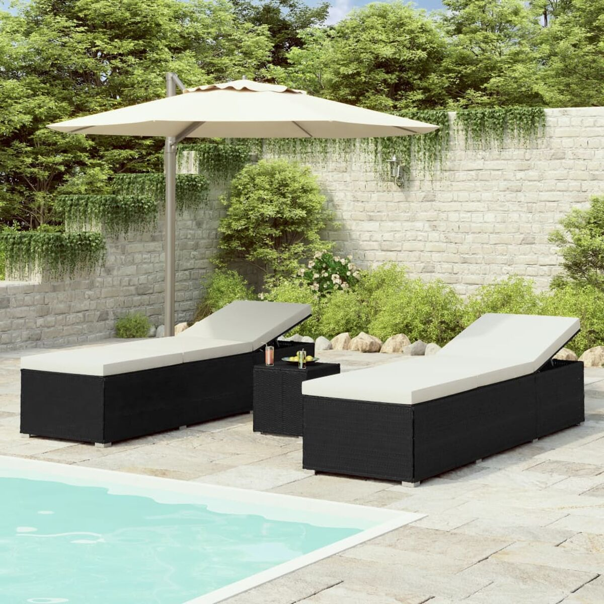 Terrasseneinrichtung mit schwarzen Liegestühlen, kleinem Tisch, Sonnenschirm, Pool und Steinmauer.