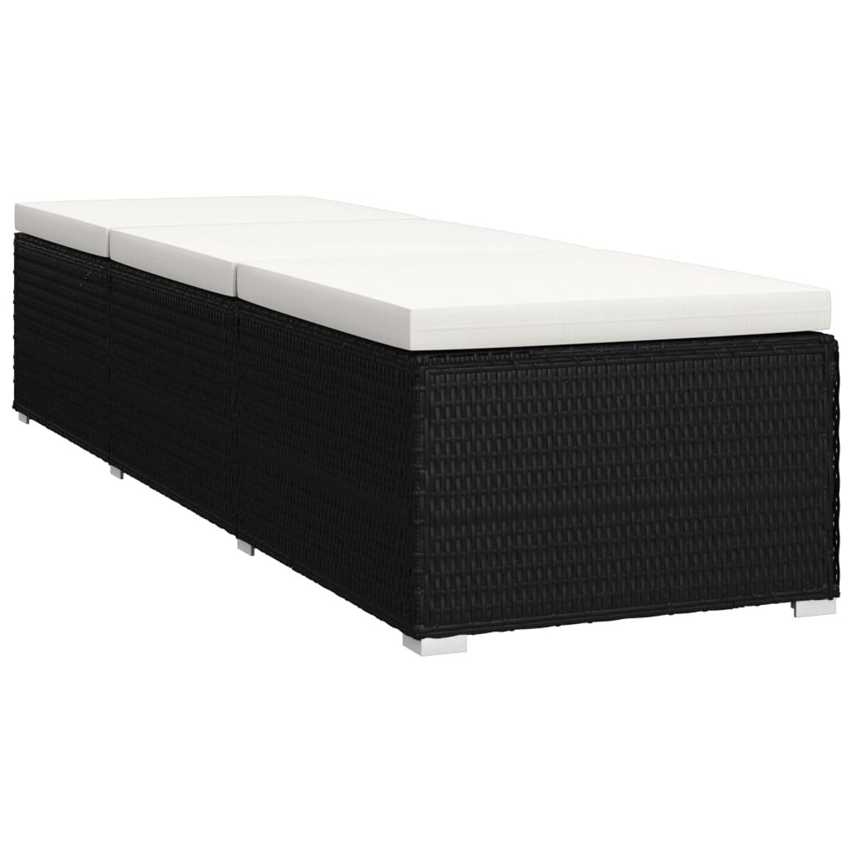Schwarzes, gewebtes Outdoor-Sofa mit weißen Kissen. Hat Metallbeine. Das Sofa ist lang.