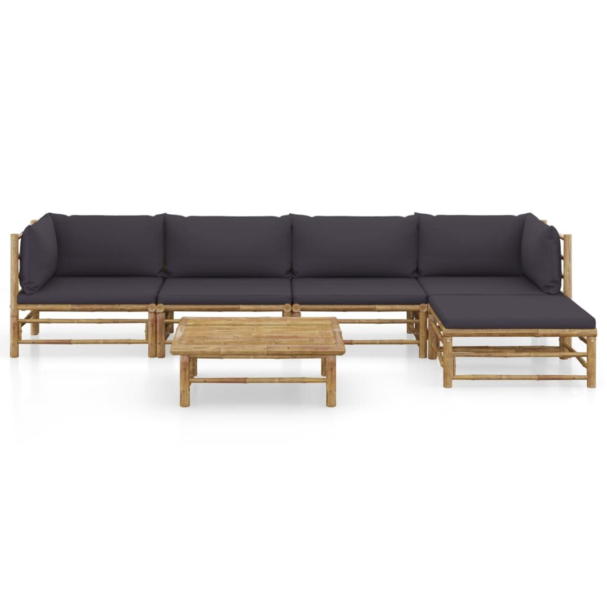 Gartenmöbel-Set aus Holz mit dunklen Kissen. Ein kleiner Tisch ist ebenfalls dabei.