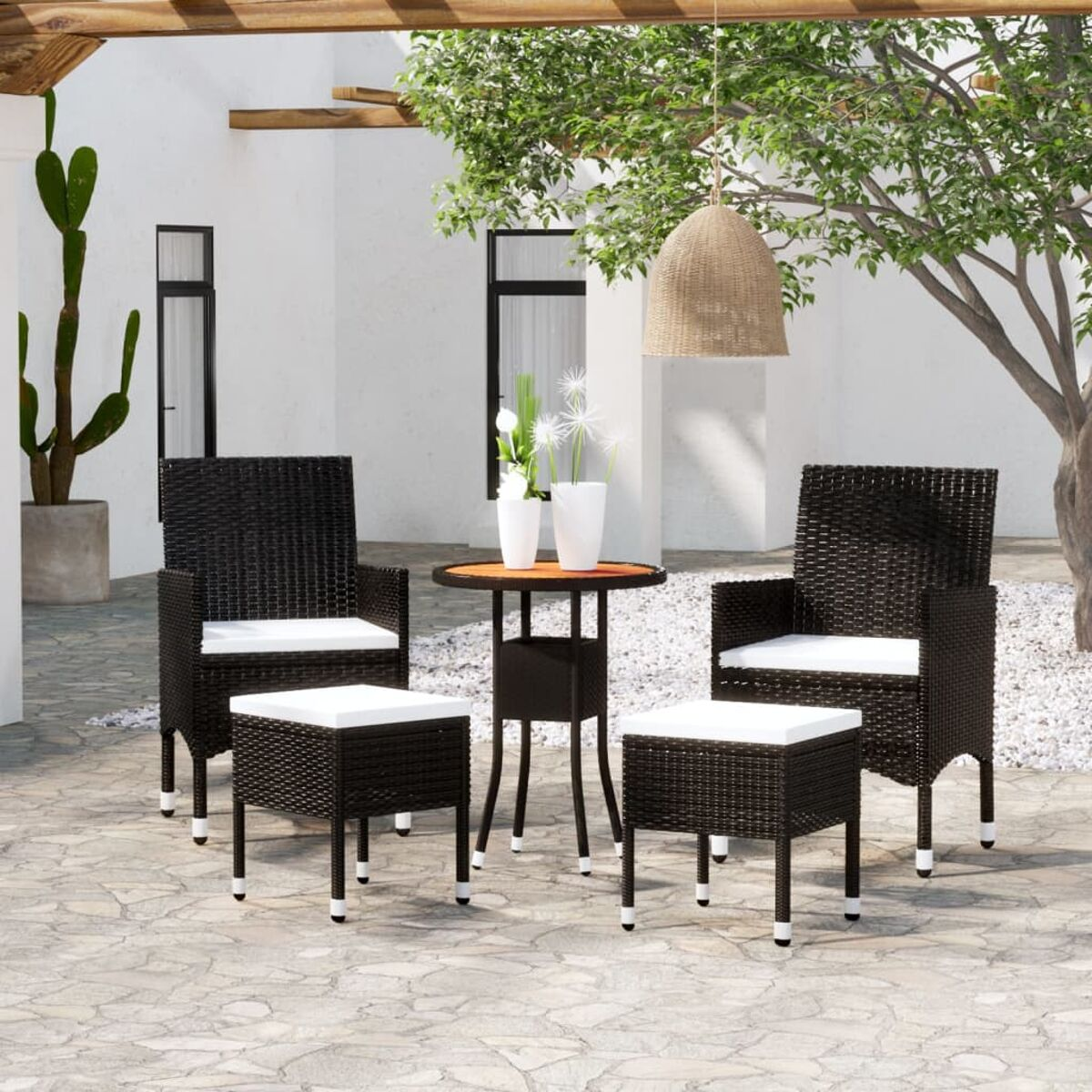 Gartenmöbel-Set: zwei Stühle, zwei Hocker und ein kleiner Tisch.