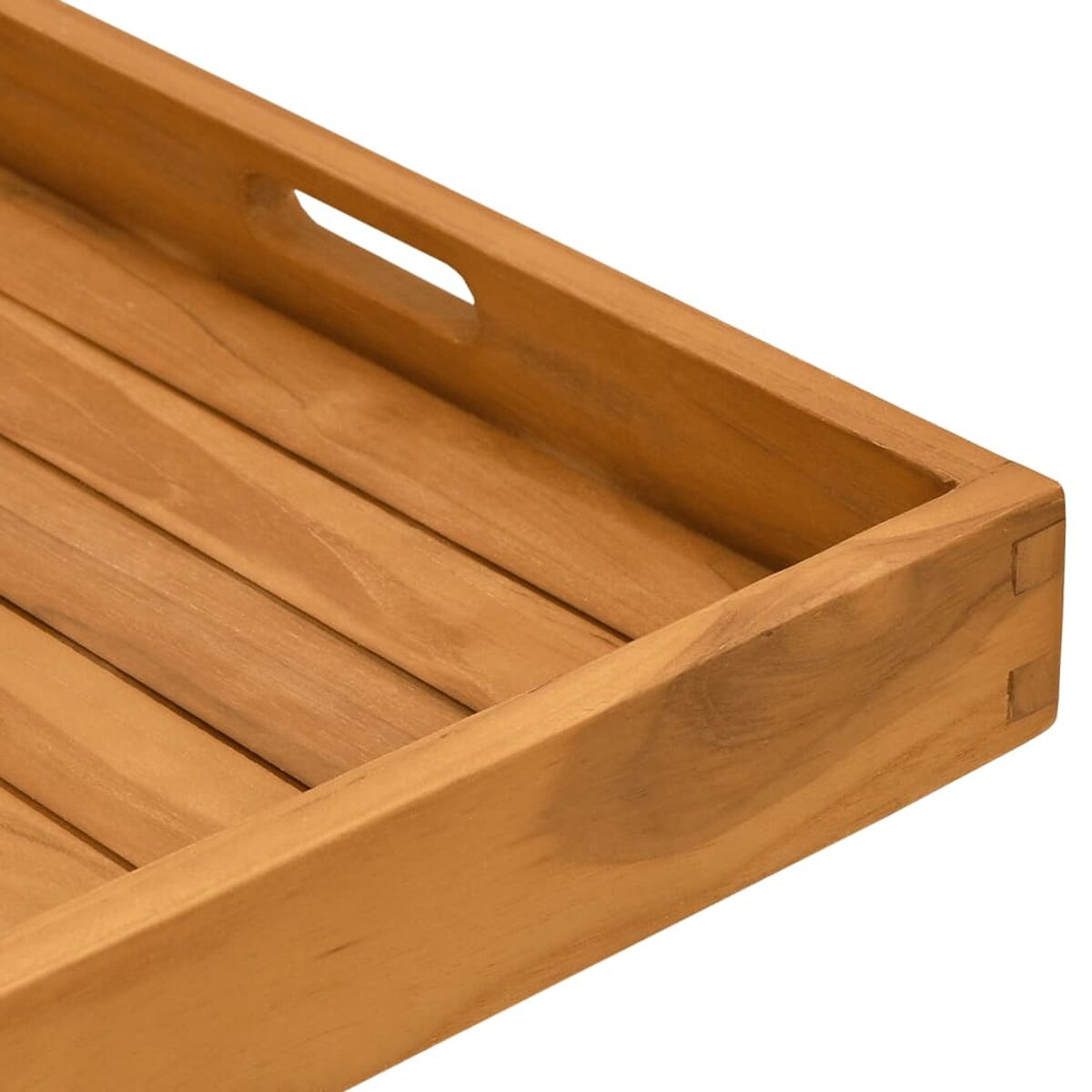 Nahaufnahme eines Holztabletts mit Griffausschnitt. Es hat eine hellbraune Farbe und eine rechteckige Form.