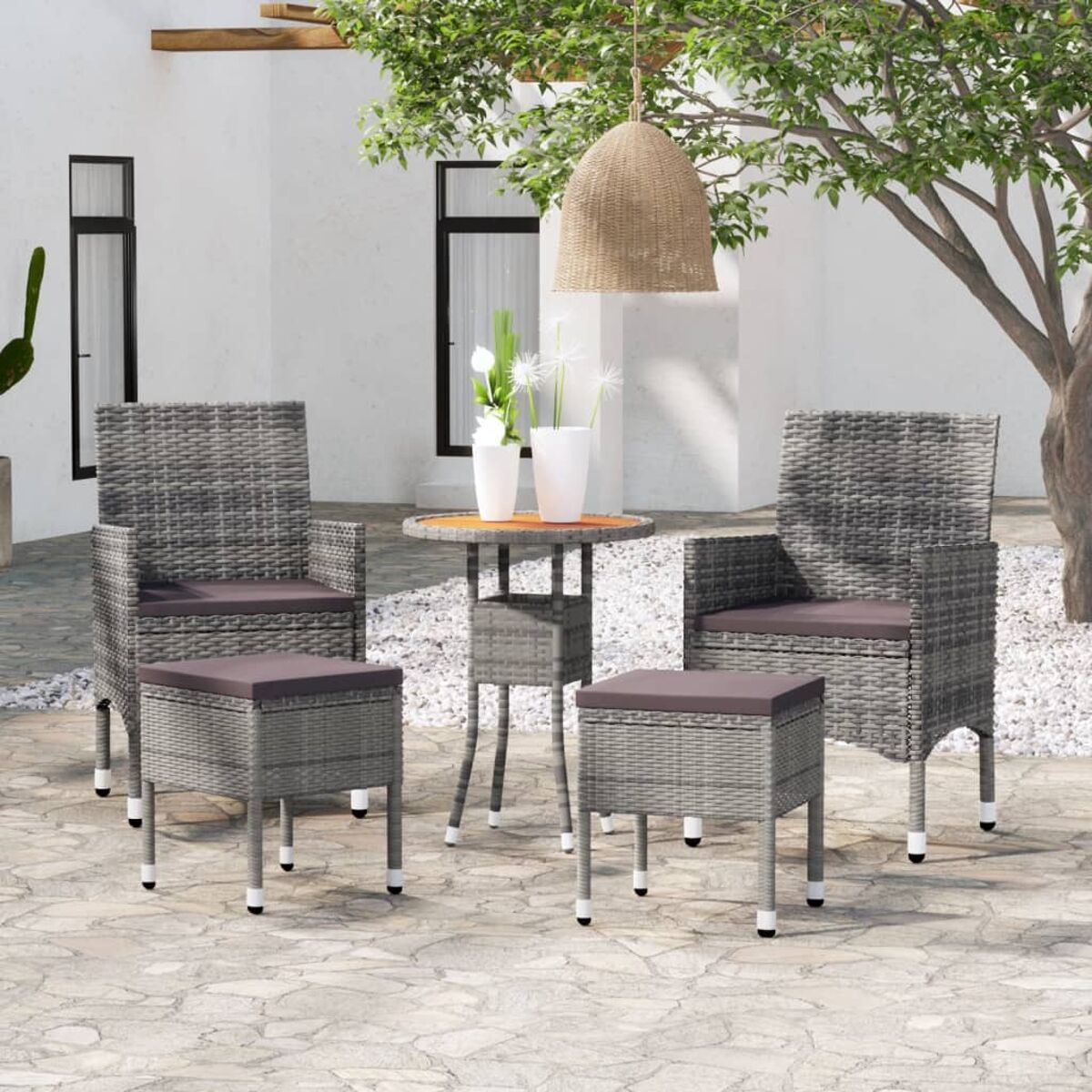 Graues Rattan-Möbelset. Enthält zwei Stühle, zwei Hocker und einen Tisch.