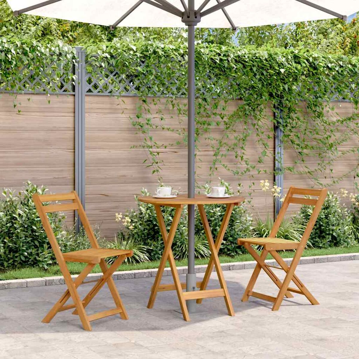 Terrassengarnitur: zwei Holzstühle, ein Tisch und ein Sonnenschirm in einem Garten.