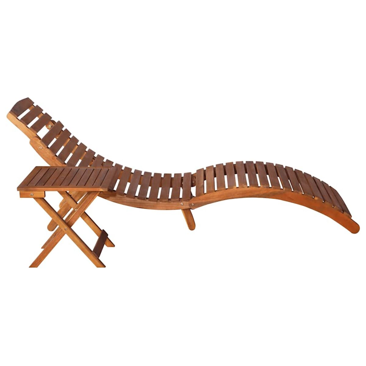 Ein Holz-Liegestuhl mit einem kleinen Tisch, auf weißem Hintergrund.