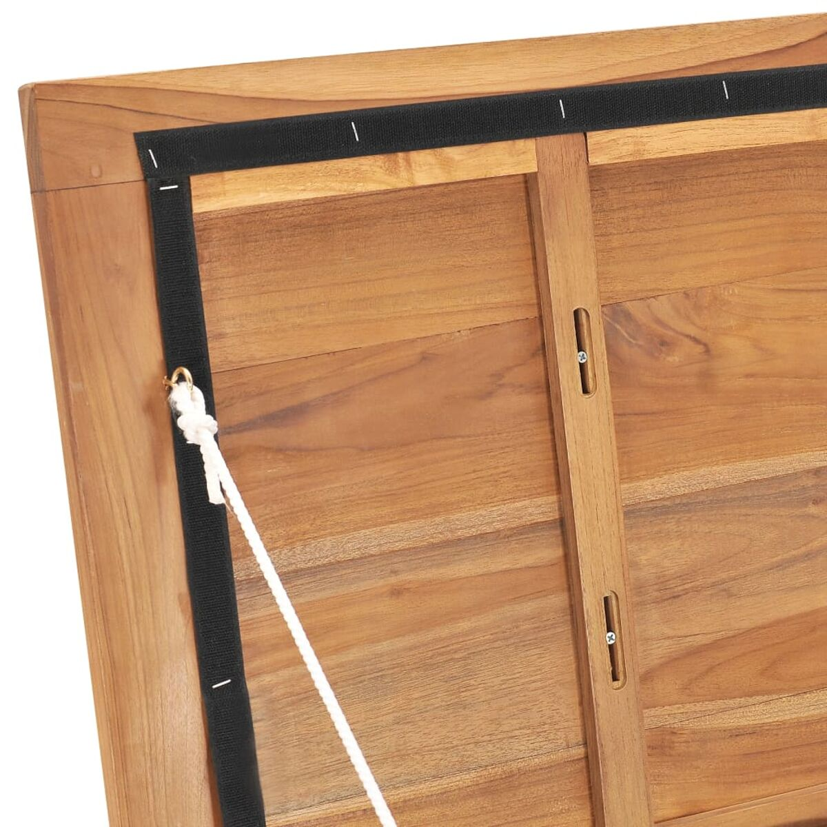 Holzrahmen mit Seil und schwarzem Stoffband befestigt, mit Schraubendetails.