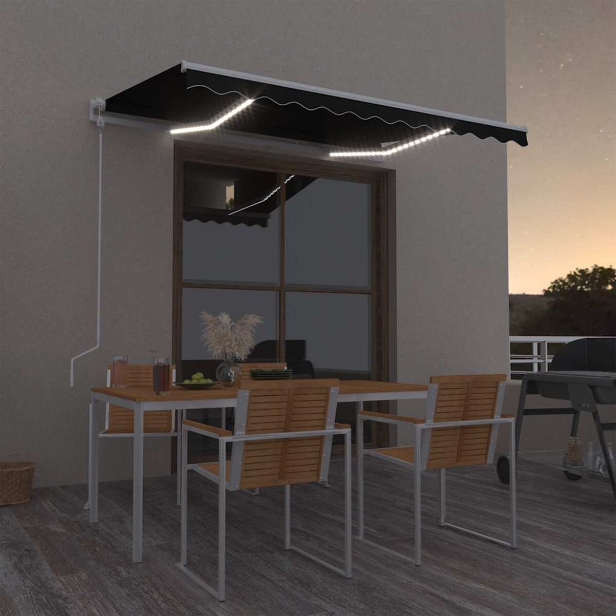 Outdoor-Szene in der Dämmerung mit Markise, Tisch, Stühlen und Lichtern. Neutraler Hintergrund.