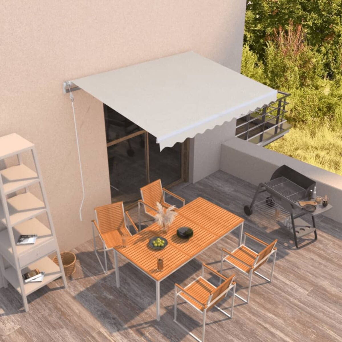 Terrassen-Szene mit Tisch, Stühlen und weißer Markise. Grill und Leiter im Hintergrund.