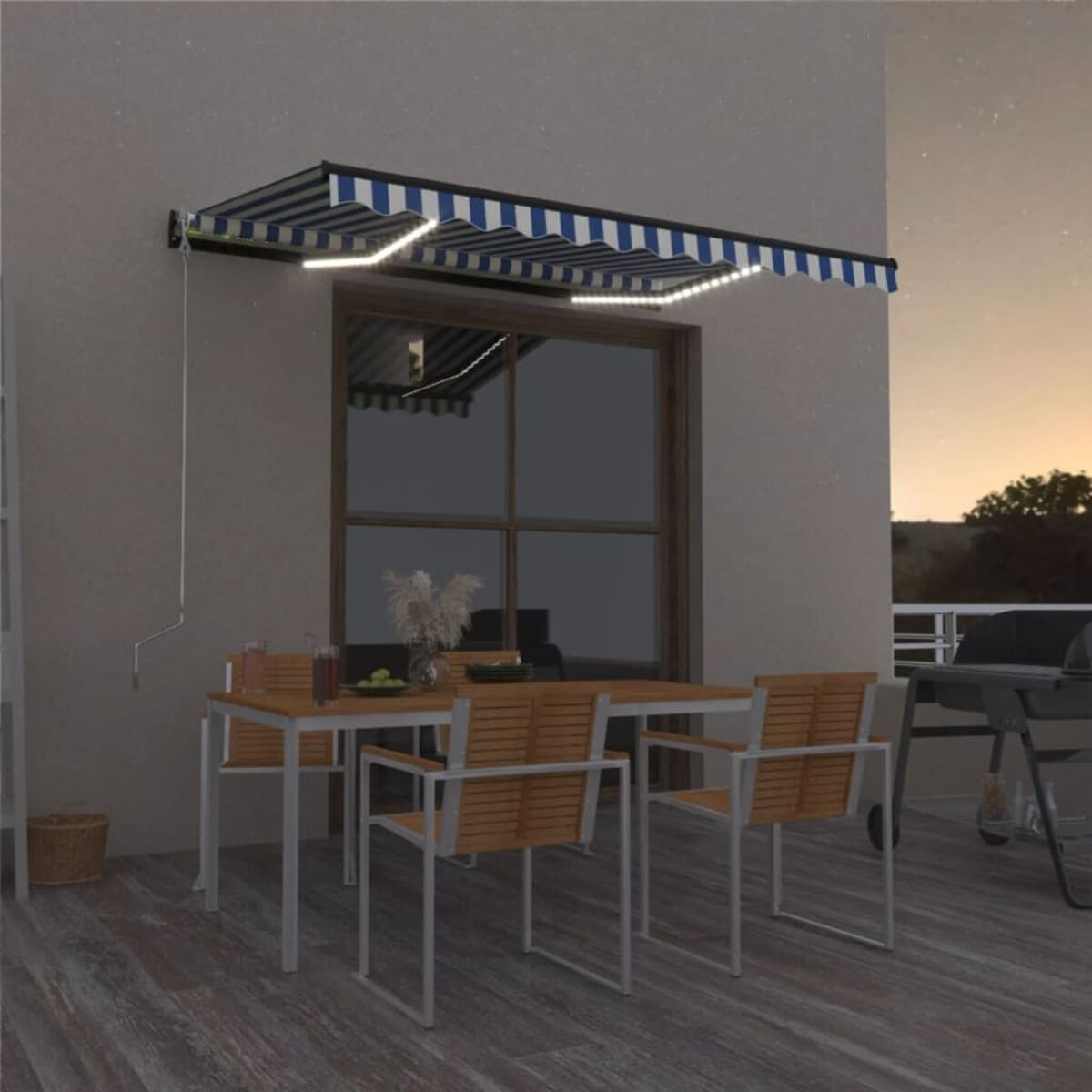 Szene im Freien, Essgruppe auf der Terrasse, Markise mit Lichtern, Dämmerungshimmel und Grill.