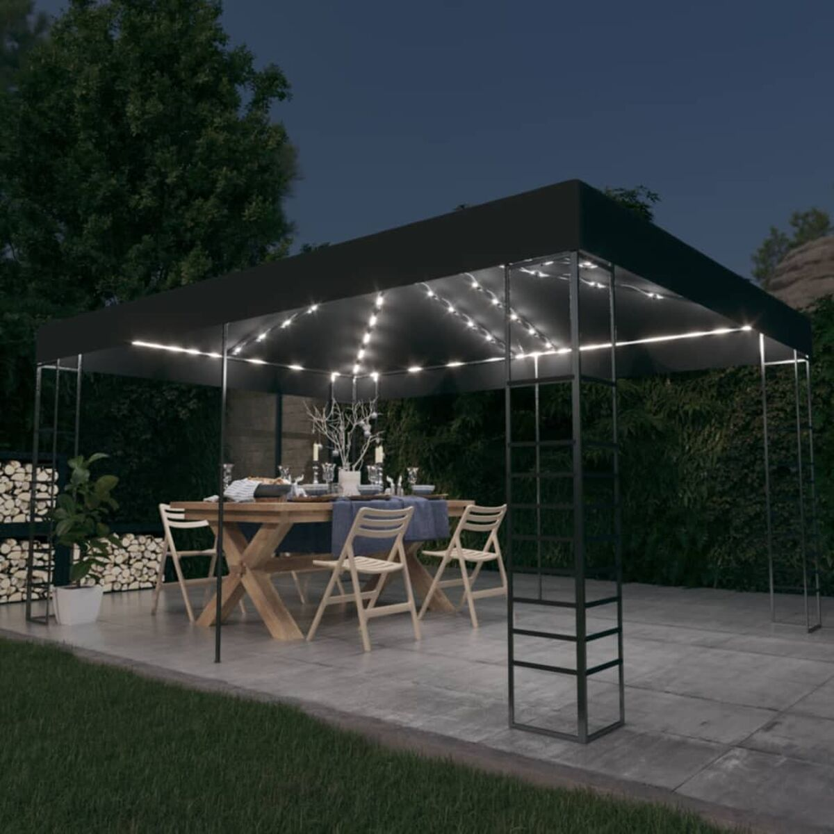 Draußenszene bei Nacht. Schwarzer Pavillon mit Lichtern, Tisch, Stühle, Bäume im Hintergrund.