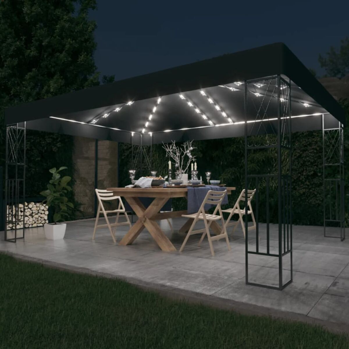 Essgruppe im Freien bei Nacht. Schwarzer Pavillon, beleuchteter Tisch, Stühle. Dunkler Hintergrund.