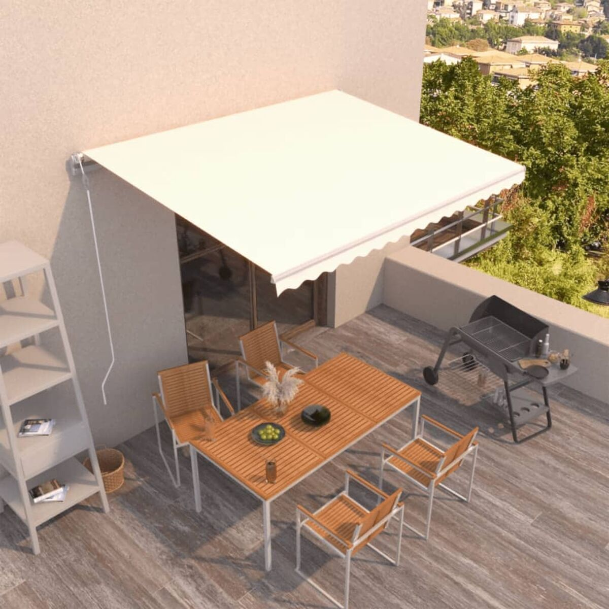 Balkonszene mit cremefarbenem Markise, Tisch, Stühlen und Grill. Sonniger Aufbau.