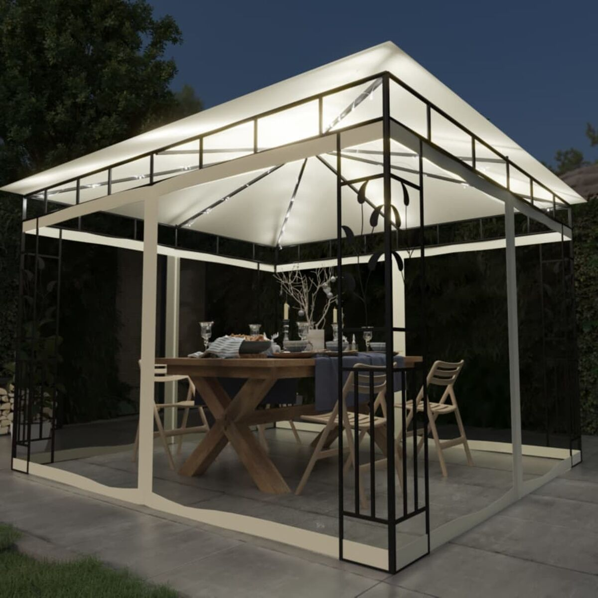Pavillon mit Tisch und Stühlen zum Essen. Beleuchtet mit Lichtern.